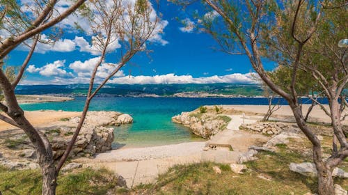 Kamp Tiha Šilo - Čarobna jesen na Krku, Šilo, Hrvatska - 179 EUR - 2x noćenje u Premium Family mobilnoj kućici za 4 osobe, 1x tijekom boravka korištenje tenis terena s opremom u trajanju od 2 sata (uz prethodnu najavu)