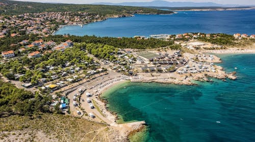 Kamp Tiha Šilo - Čarobna jesen na Krku, Šilo, Hrvatska - 595 EUR - 7x noćenje u Premium Family mobilnoj kućici za 4 osobe, 1x tijekom boravka korištenje tenis terena s opremom u trajanju od 2 sata (uz prethodnu najavu)