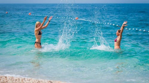 Kamp Adriatic Primošten - Obiteljski odmor u Dalmaciji za kraj ljeta, Primošten, Hrvatska - 390 EUR - 3x noćenje u mobilnoj kućici s 2 spavaće sobe i terasom (pogled kamp) za do 6 osoba (maksimalno 4 odrasle osobe i 2 djece do 11,99 godina), Posteljina i ručnici