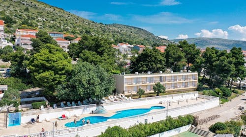 Hotel Val - Ljeto u Trogiru, Seget Donji, Hrvatska - 570 EUR - 7x noćenje u dvokrevetnoj Classic sobi (park strana) za 2 osobe (1. dijete do 2,99 godina i 2. dijete do 11,99 godina besplatno), Buffet doručak