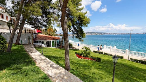 Hotel Val - Ljeto u Trogiru, Seget Donji, Hrvatska - 630 EUR - 7x noćenje u dvokrevetnoj Comfort sobi (morska strana) u depandansi za 2 osobe (1. dijete do 2,99 godina i 2. dijete do 11,99 godina besplatno), Buffet doručak