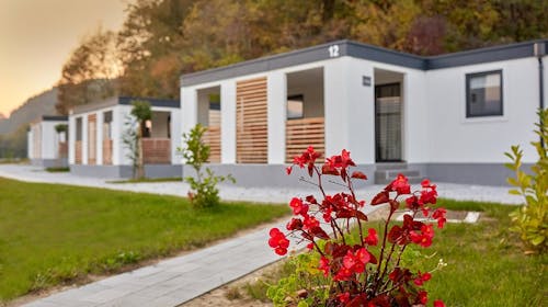 Kamp Terme Jezerčica - Opuštanje u mobilnim kućicama tijekom vikenda, Donja Stubica, Hrvatska - 279 EUR - 2x noćenje u mobilnoj kućici "Exclusive 4+2" za 2 osobe (2 djece do 4,99 godina besplatno), Neograničeno korištenje unutarnjih bazena s termalnom ljekovitom vodom i vanjskih bazena