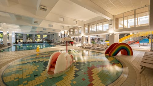 Kamp Terme Jezerčica - Opuštanje u mobilnim kućicama tijekom tjedna, Donja Stubica, Hrvatska - 229 EUR - 2x noćenje u mobilnoj kućici "Exclusive 4+2" za 2 osobe (2 djece do 4,99 godina besplatno), Neograničeno korištenje unutarnjih bazena s termalnom ljekovitom vodom i vanjskih bazena