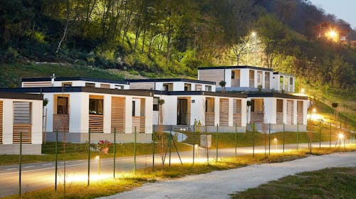 Kamp Terme Jezerčica - Opuštanje u mobilnim kućicama tijekom vikenda, Donja Stubica, Hrvatska - 239 EUR - 2x noćenje u mobilnoj kućici "Exclusive 4+2" za 2 osobe (2 djece do 4,99 godina besplatno), Neograničeno korištenje unutarnjih bazena s termalnom ljekovitom vodom i vanjskih bazena