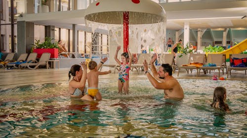 Kamp Terme Jezerčica - Opuštanje u mobilnim kućicama s polupansionom tijekom vikenda, Donja Stubica, Hrvatska - 339 EUR - 2x noćenje u mobilnoj kućici "Exclusive 4+2" za 2 osobe (2 djece do 4,99 godina besplatno), Polupansion