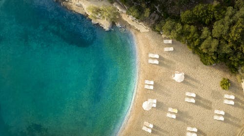 Aminess Vival Port9 Resort - Obiteljski kraj ljeta na Korčuli - Posebna akcijska cijena, Korčula, Hrvatska - 180 EUR - 2x noćenje u dvokrevetnoj Superior sobi s balkonom strana park za 2 osobe (1 dijete do 9,99 godina besplatno), Polupansion