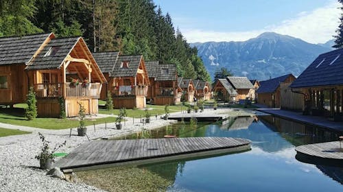 Ribno Luxury Glamping - Jesenski glamping na Bledu tijekom tjedna, Bled, Slovenija - 428 EUR - 2x noćenje u luksuznoj glamping kućici s privatnom saunom i drvenom kadom s toplom vodom za 2 osobe (2 djece do 12 godina besplatno), Doručak u Hotelu Ribno