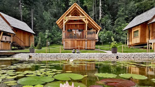 Ribno Luxury Glamping - Jesenski glamping na Bledu tijekom vikenda, Bled, Slovenija - 468 EUR - 2x noćenje u luksuznoj glamping kućici s privatnom saunom i drvenom kadom s toplom vodom za 2 osobe (2 djece do 12 godina besplatno), Doručak u Hotelu Ribno