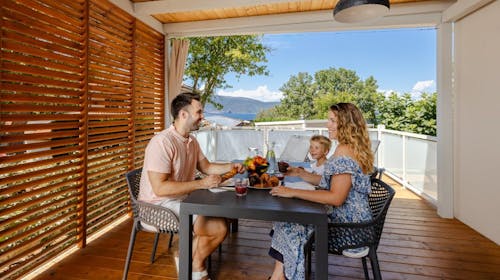 Glavotok Premium Green Camp - Last minute odmor na otoku Krk, Krk, Hrvatska - 255 EUR - 2x noćenje u Deluxe Family Home (4+2) mobilnoj kućici za 4 osobe (2 djece do 12,99 godina besplatno) ili 5 odraslih osoba, Posteljina i ručnici