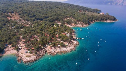 Glavotok Premium Green Camp - Jesenski odmor na otoku Krk, Krk, Hrvatska - 440 EUR - 5x noćenje u Premium mobilnoj kućici (4+1) za 4 osobe (1 dijete do 11,99 godina besplatno), Doručak