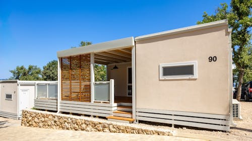 Glavotok Premium Green Camp - Jesenski odmor na otoku Krk, Krk, Hrvatska - 499 EUR - 5x noćenje u Deluxe Family Home (4+2) mobilnoj kućici za 4 osobe (2 djece do 12,99 godina besplatno) ili 5 odraslih osoba, Doručak
