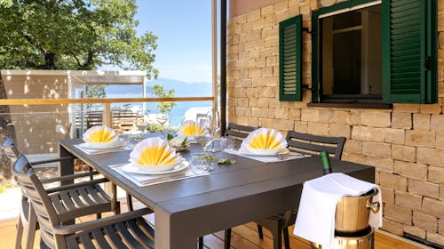 Glavotok Premium Green Camp - Jesenski odmor na otoku Krk, Krk, Hrvatska - 470 EUR - 5x noćenje u Premium bungalovu (4+1) za do 5 osoba, Doručak