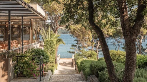 Aminess Senses Hvar Resort - Obiteljska jesen sa all inclusive light na Hvaru - Posebna akcijska cijena, Vrboska, Hrvatska - 184 EUR - 2x noćenje u dvokrevetnoj Superior sobi s balkonom za 2 osobe (1 dijete do 9,99 godina besplatno), All inclusive light