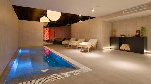 Grand Hotel View - Obiteljsko wellness opuštanje na Braču - 72-satna akcija, Postira, Hrvatska - 280 EUR - 2x noćenje u dvokrevetnoj Superior sobi s balkonom (pogled more) i 2 pomoćna ležaja za 2 osobe (2 djece do 11,99 godina besplatno), Polupansion s uključenim bezalkoholnim pićem