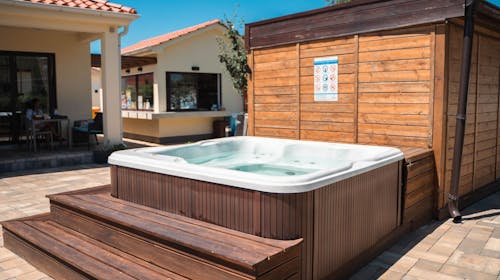 VSG Resort - Produženo ljeto i wellness odmor na otoku Krku, Klimno, Hrvatska - 649 EUR - 5x noćenje u dvosobnom Deluxe apartmanu s privatnom terasom (4+2) za 2 osobe, Korištenje unutrašnjeg grijanog bazena, saune i vanjskog jacuzzija (uz prethodnu rezervaciju)