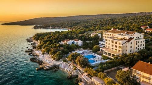 La Luna Island Hotel - Obiteljska all inclusive jesen na Pagu, Lun, Hrvatska - 296 EUR - 2x noćenje u dvokrevetnoj Standard sobi s pomoćnim ležajem za 2 osobe (1 dijete do 11,99 godina i 2. dijete do 2,99 godina besplatno), All inclusive