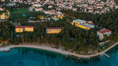 Aminess Vival Velaris Resort - Odmor na Braču - Posebna akcijska cijena, Supetar, Hrvatska - 495 EUR - 3x noćenje u dvokrevetnoj Superior sobi s balkonom (pogled park) za 3 osobe, Polupansion