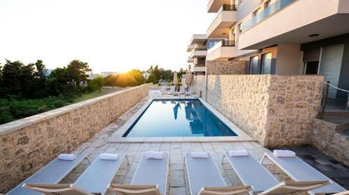 Meridian Pool Residences - Kraj ljeta na Pagu, Novalja, Hrvatska - 444 EUR - 3x noćenje u dvosobnom apartmanu (4+2) za 6 osoba, Korištenje vanjskog bazena