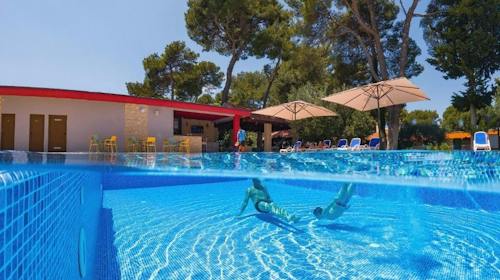 Mediteransko selo San Antonio - Kraj ljeta u Dalmaciji, Biograd na Moru, Hrvatska - 284 EUR - 2x noćenje u dvokrevetnoj sobi s terasom za 2 osobe, Polupansion