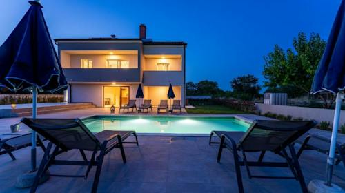 Villa Campi Dalmatia - Odmor u luksuznoj villi s bazenom u Zadru, Galovac, Hrvatska - 1.879 EUR - 4x noćenje u luksuznoj villi s bazenom za 10 osoba, Korištenje privatnog grijanog bazena s ležaljkama