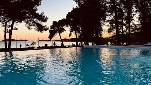 SeeSea Hotel - Obiteljski pozdrav ljetu u Vodicama, Vodice, Hrvatska - 260 EUR - 2x noćenje u dvokrevetnoj sobi za 2 osobe (1 dijete do 2,99 godina i 1 dijete do 12,99 godina besplatno), Polupansion