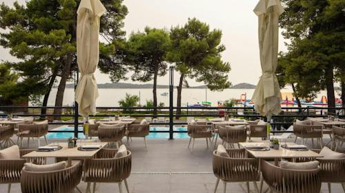 SeeSea Hotel - Obiteljski pozdrav ljetu u Vodicama, Vodice, Hrvatska - 390 EUR - 2x noćenje u Suite za 2 osobe (2 djece do 17,99 godina besplatno), Polupansion