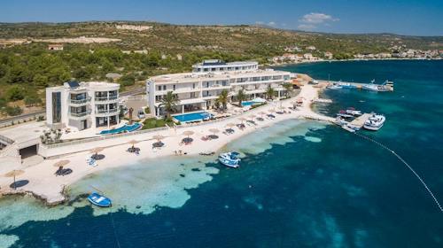 Resort Perla - Hotel Perla - Odmor u Dalmaciji, Rogoznica, Hrvatska - 380 EUR - 2x noćenje u Standard sobi s balkonom i djelomičnim pogledom na more za 2 osobe, Doručak