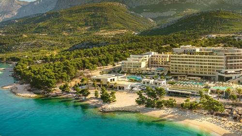Aminess Laurel Khalani Hotel - Čarobna jesen ili zima u hotelu s 5 zvjezdica u Makarskoj, Makarska, Hrvatska - 425 EUR - 2x noćenje u Deluxe sobi s balkonom za 2 osobe (2 djece do 11,99 godina besplatno), Polupansion (buffet doručak i večera)