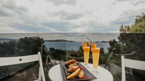 Villas Arausana & Antonina - Odmor u Vodicama uz more - Posebna akcija, Vodice, Hrvatska - 176 EUR - 2x noćenje u dvokrevetnoj sobi s balkonom (morska strana) za 2 osobe (1 dijete do 11,99 godina i 2. dijete do 2,99 godina besplatno), Polupansion