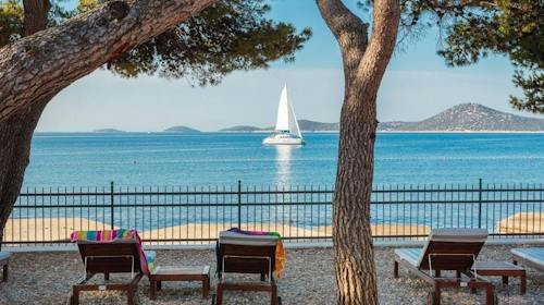 Villa Arausa - Obiteljska all inclusive light jesen - Posebna ultra last minute akcija, Vodice, Hrvatska - 218 EUR - 2x noćenje u dvokrevetnoj Standard sobi s balkonom morska strana za 2 osobe (1 dijete do 11,99 godina i 2. dijete do 2,99 godina besplatno), All inclusive light