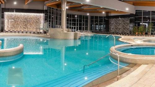 Hotel Azúr - Obiteljski odmor u Mađarskoj, Siofok, Mađarska - 499 EUR - 3x noćenje u Superior dvokrevetnoj sobi za 2 osobe (2 djece do 13,99 godina besplatno), Polupansion