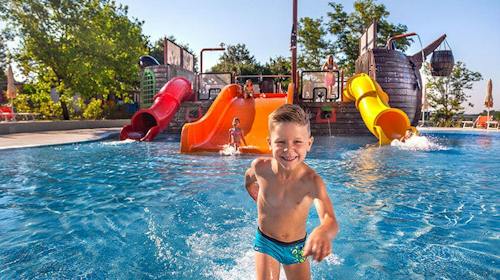 Lanterna Premium Camping Resort - Ultra last minute obiteljski odmor u Istri, Tar, Hrvatska - 168 EUR - 3x noćenje u mobilnoj kućici Premium 5+1 za do 6 osoba (5 odraslih osoba i 1 dijete do 11,99 godina), Korištenje Aquamar vodenog parka