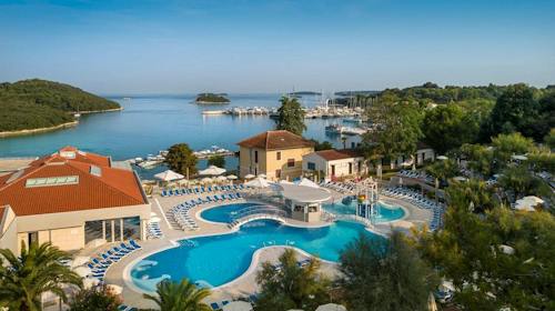 Resort Belvedere - Obiteljski odmor u Vrsaru, Vrsar, Hrvatska - 218 EUR - 2x noćenje u dvokrevetnoj Superior sobi s pomoćnim ležajem i balkonom za 2 osobe (1 dijete do 11,99 godina besplatno), Polupansion (doručak i večera)