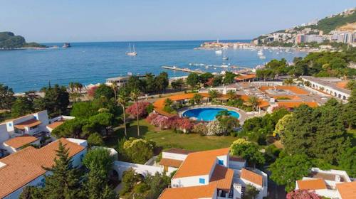 Hotel Slovenska plaža - Jesenski odmor u Budvi, Budva, Crna Gora - 239 EUR - 2x noćenje u Standard dvokrevetnoj sobi s balkonom za 2 osobe, Polupansion (buffet doručak i večera)