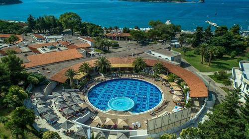 Hotel Slovenska plaža - Jesen u Budvi, Budva, Crna Gora - 504 EUR - 3x noćenje u Standard dvokrevetnoj sobi s balkonom za 2 osobe, Polupansion (buffet doručak i večera)