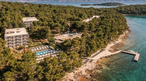 Aminess Senses Hvar Resort - Obiteljski all inclusive light odmor na Hvaru, Vrboska, Hrvatska - 420 EUR - 5x noćenje u dvokrevetnoj Superior sobi s balkonom za 2 osobe (1 dijete do 9,99 godina besplatno), All inclusive light