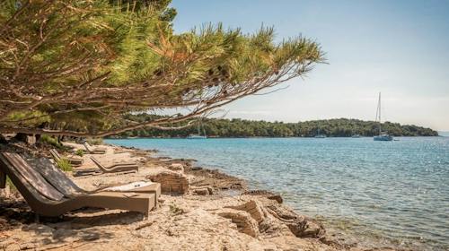 Aminess Senses Hvar Resort - Obiteljski all inclusive light odmor na Hvaru, Vrboska, Hrvatska - 390 EUR - 5x noćenje u dvokrevetnoj Superior sobi s balkonom za 2 osobe (1 dijete do 9,99 godina besplatno), All inclusive light