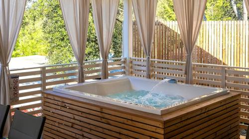 Camping Tina Vrsar - Jesen i zima u Vrsaru - Deluxe mobilne kućice, Vrsar, Istra, Hrvatska - 212 EUR - 2x noćenje u mobilnoj kućici Deluxe s jacuzzijem za 4 osobe, Korištenje posteljine i ručnika