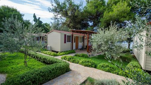 Kamp Rožac - Comfort kućica - Romantična jesen u Trogiru, Okrug Gornji, Hrvatska - 350 EUR - 5x noćenje u mobilnoj kućici Comfort za 4 osobe (1 dijete do 11,99 godina besplatno), Korištenje posteljine i ručnika
