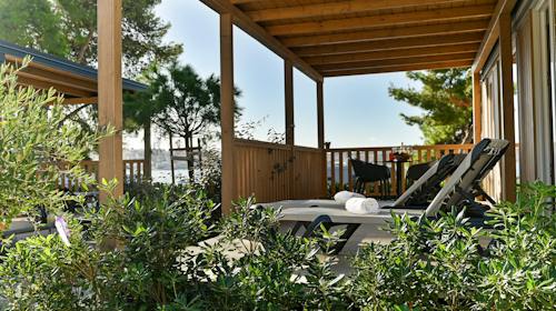 Kamp Rožac - Premium kućica - Romantična jesen u Trogiru, Okrug Gornji, Hrvatska - 255 EUR - 3x noćenje u mobilnoj kućici Premium za 4 osobe (1 dijete do 11,99 godina besplatno), Korištenje posteljine i ručnika
