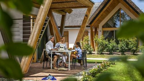 Prekmurska vas Ajda - Odmor tijekom tjedna za obitelji, Moravske Toplice, Slovenija - 310 EUR - 2x noćenje u modernim slamnatim kućicama za 3 osobe, Polupansion (buffet doručak i večera) u restoranu Hotela Termal