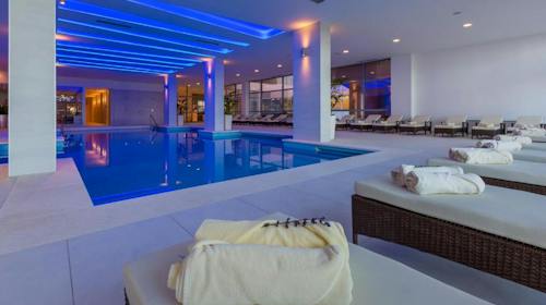 Hotel Katarina - Jesensko wellness opuštanje u Selcu, Selce, Hrvatska - 259 EUR - 2x noćenje u Standard dvokrevetnoj sobi s balkonom za 2 osobe (1 dijete do 11,99 godina besplatno), Polupansion