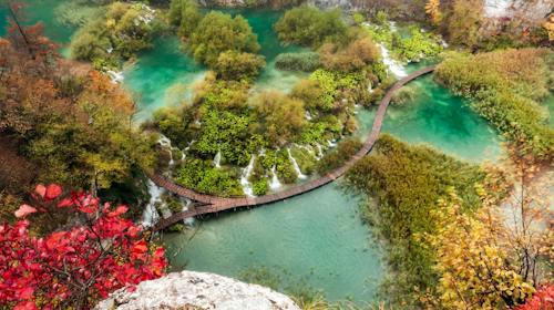 Hotel Jezero - Jesenska obiteljska priča na Plitvičkim jezerima s ulaznicama, Plitvička jezera, Hrvatska - 456 EUR - 2x noćenje u dvokrevetnoj Superior sobi za 2 osobe (1 dijete do 11,99 godina i 1 dijete do 4,99 godina besplatno), Polupansion