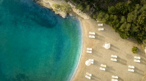 Aminess Vival Port9 Resort - Obiteljski last minute kraj ljeta na Korčuli - Posebna akcijska cijena, Korčula, Hrvatska - 202 EUR - 2x noćenje u dvokrevetnoj Superior sobi s balkonom strana park za 2 osobe (1 dijete do 9,99 godina besplatno), Polupansion
