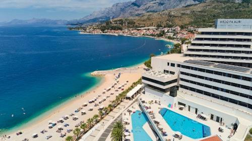 Medora Auri Family Beach Resort - Obiteljski odmor s grijanim vanjskim bazenom - Superior obiteljska soba hotelske rezidencije, Podgora, Hrvatska - 282 EUR - 2x noćenje u obiteljskoj sobi hotelske rezidencije (djelomičan pogled more) za 2 osobe (2 djece do 17,99 godina besplatno), Polupansion