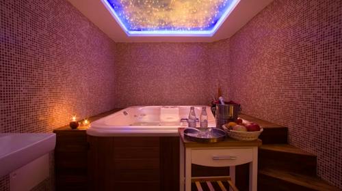 Hotel Medno - Romantično opuštanje s privatnim najmom wellnessa s hidromasažnim bazenom, Medno, Ljubljana, Slovenija - 55 EUR - Privatni najam sobe Oaza mira s hidromasažnim bazenom i pjenušcem u trajanju od 2 sata za 2 osobe, Zajedničko korištenje finske i infracrvene saune