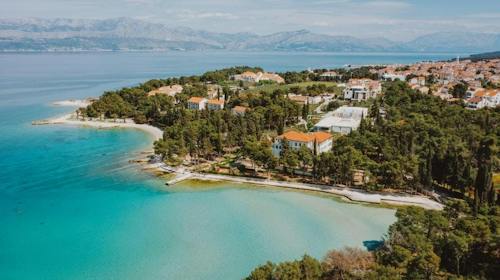 Aminess Vival Velaris Resort - Odmor na Braču - Posebna akcijska cijena, Supetar, Hrvatska - 188 EUR - 2x noćenje u dvokrevetnoj Superior sobi s balkonom (pogled park) za 2 osobe (1 dijete do 9,99 godina besplatno), Polupansion