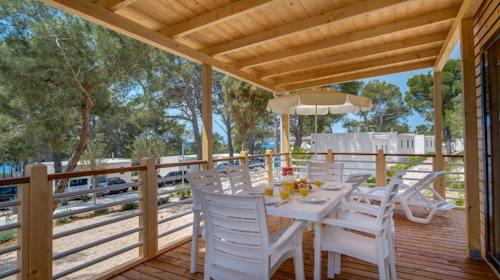 Kamp Čikat - Listopad na Malom Lošinju, Mali Lošinj, Hrvatska - 233 EUR - 3x noćenje u mobilnoj kućici tip C za do 6 osoba (5 odraslih osoba i 1 dijete do 9,99 godina), Korištenje posteljine i ručnika