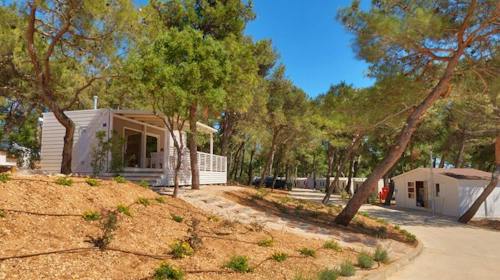 Kamp Čikat - Listopad na Malom Lošinju, Mali Lošinj, Hrvatska - 366 EUR - 5x noćenje u mobilnoj kućici tip C za do 6 osoba (5 odraslih osoba i 1 dijete do 9,99 godina), Korištenje posteljine i ručnika