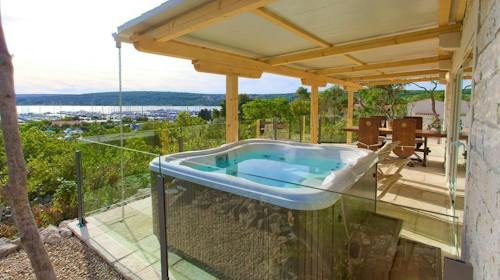 Holiday homes Kanajt - Wellness vikend opuštanje na Krku - Holiday Homes Deluxe s jacuzzijem, Punat, Hrvatska - 360 EUR - 2x noćenje u Holiday Homes Deluxe (4+2) sa jacuzzijem za 4 osobe, Bogati buffet doručak